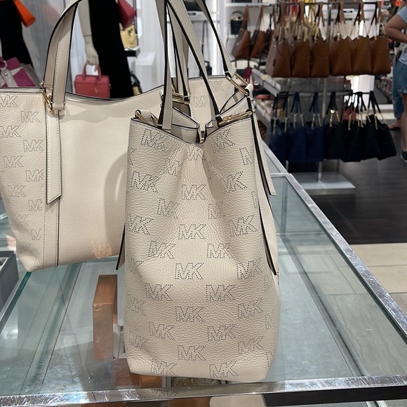 MICHAEL KORS ARLO LARGE GRAB BAG SHOULDER TOTE MK LEATHER GOLD~2 BAGS IN 1
NWT - Picture 15 of 16